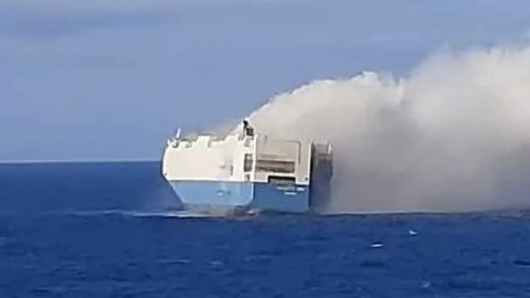 فيديو : دمار أكثر من 1000 سيارة بورشة و200 بنتلي في حريق سفينة
