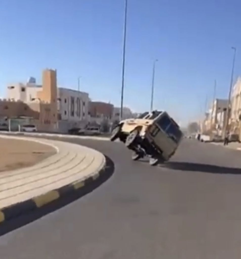 ضبط سائق سيارة في تبوك نشر فيديو لقيادته على إطارين فقط