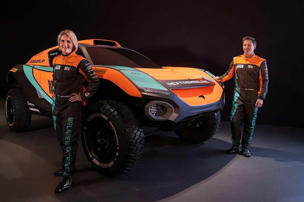 ماكلارين تكشف عن تصميم سيارتها وحلة فريقها للمشاركة في إكستريم إي 2022 بالسعودية