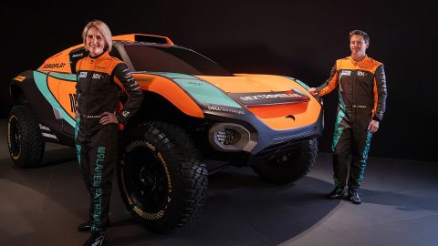 ماكلارين تكشف عن تصميم سيارتها وحلة فريقها للمشاركة في إكستريم إي 2022 بالسعودية