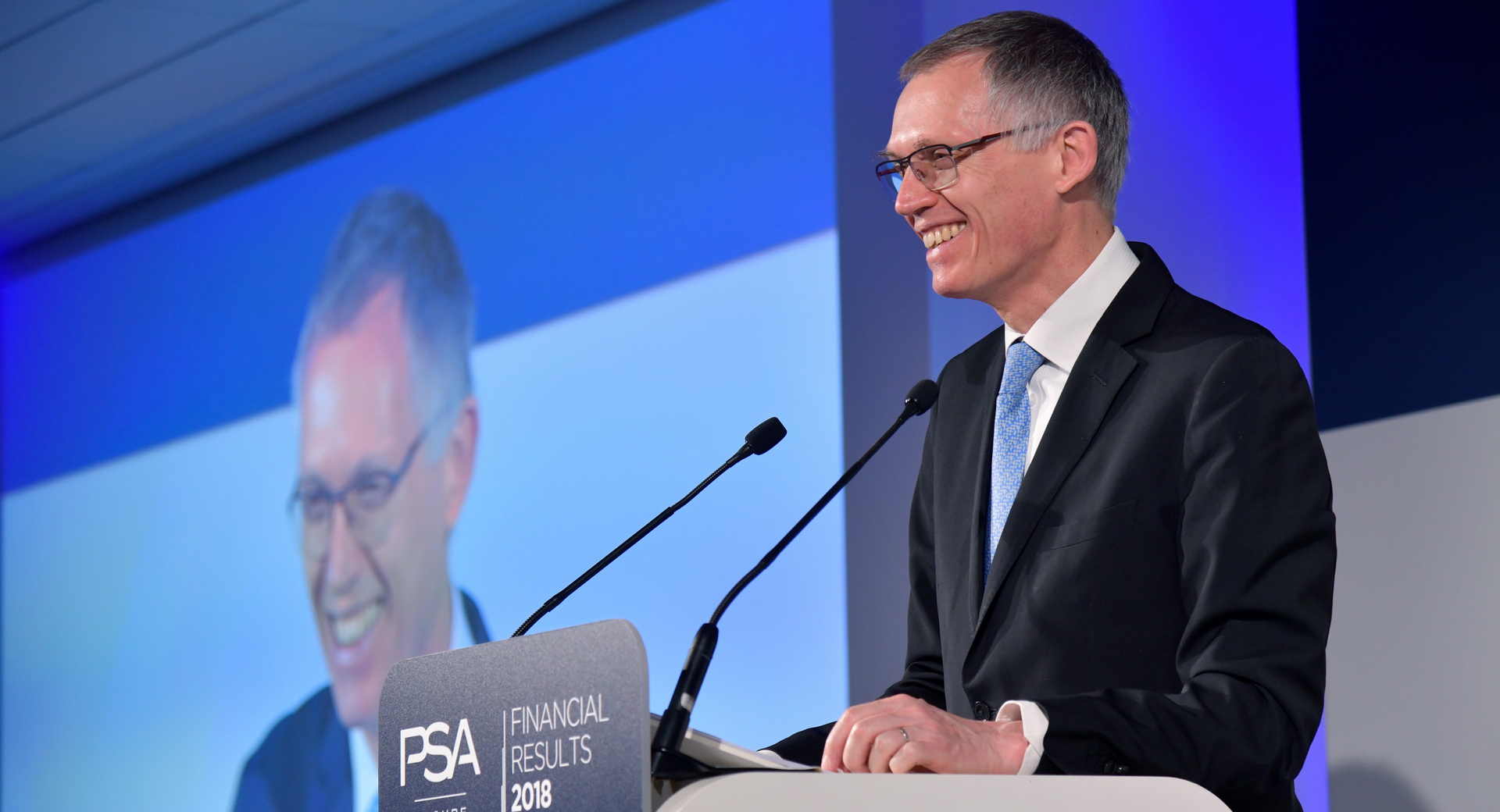 الرئيس التنفيذي لستلانتيس يشعر بالقلق من ارتفاع أسعار السيارات الجديدة