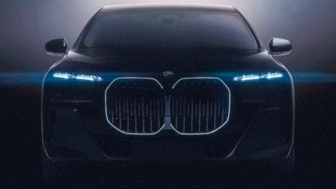 صور تشويقية : BMW i7 ستقدم الشهر المقبل بمزايا تقنية كبيرة