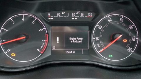 انخفاض طاقة المحرك: ماذا تعني وما اسبابها والاعطال التي تعبر عنها