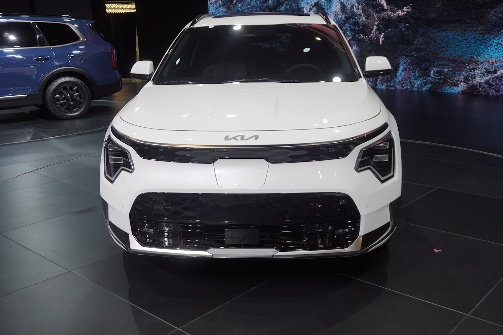 كيا نيرو 2023 تنطلق في معرض نيويورك بحجم أكبر و3 نظم دفع
