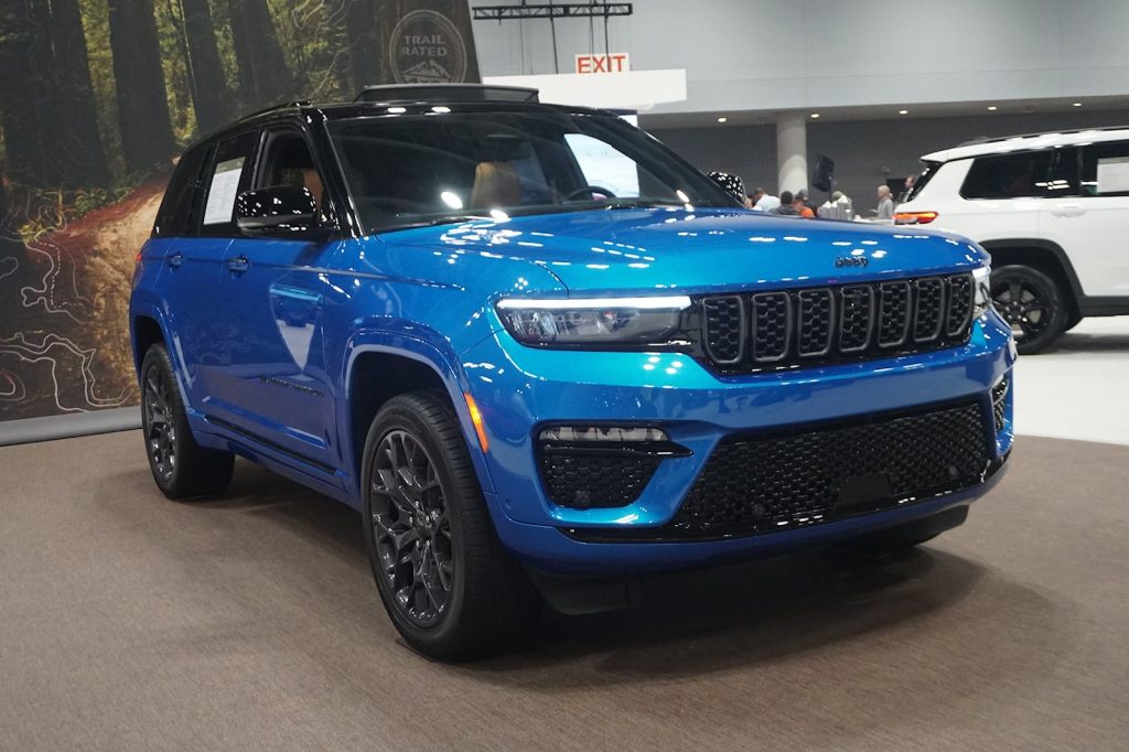 جيب تضيف لمسات جديدة إلى جراند شيروكي 4xe في معرض نيويورك