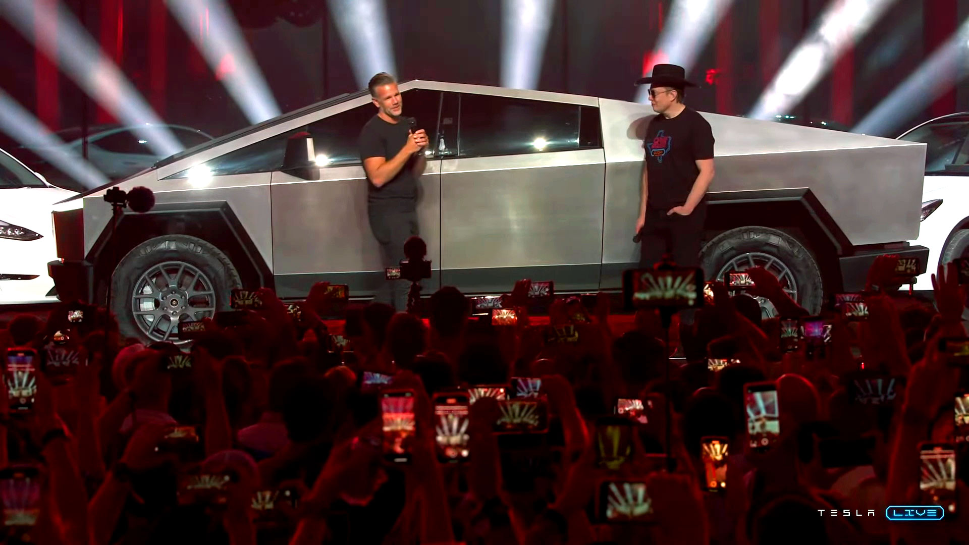 تيسلا تعرض سايبرتراك 2023 المحدثة وروبوتاكسي جديد