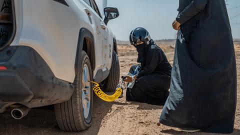 نيويورك تايمز : السعوديات يقدن السيارات بالطرق الوعرة والصحراء للمرح