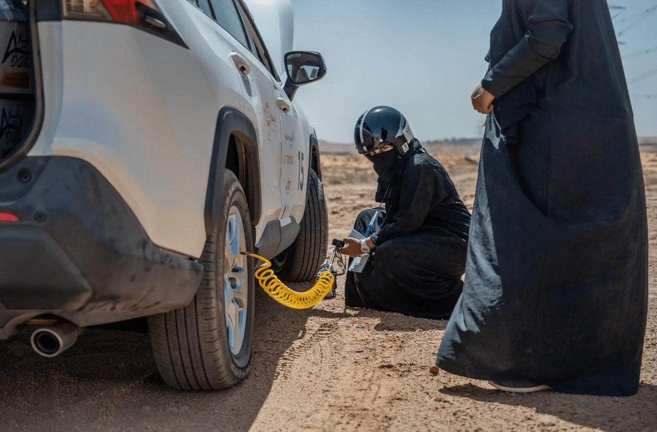 نيويورك تايمز : السعوديات يقدن السيارات بالطرق الوعرة والصحراء للمرح