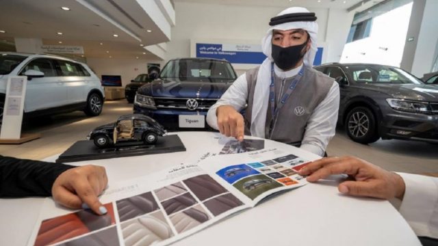 التجارة السعودية تحقق في إعطاء وكالات السيارات أولوية البيع للتجار عن تسليم طلبات الحاجزين