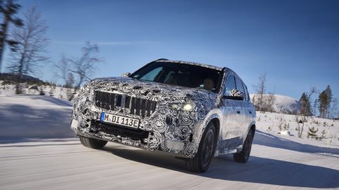BMW تنشر صور لاختبار سيارة iX1 بمحركات كهربائية مزدوجة