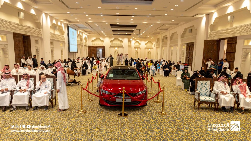 المجدوعي تسلم بيجو 508 لطفل فاز بها خلال فعاليات شهر رمضان