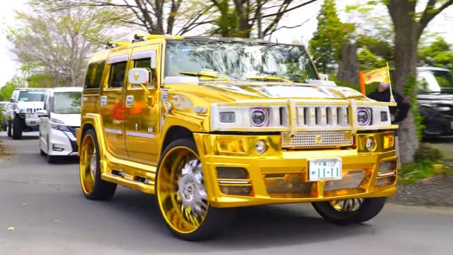 فيديو : هامرز معدلة بلون ذهبي تظهر في معرض سيارات أمريكي في اليابان