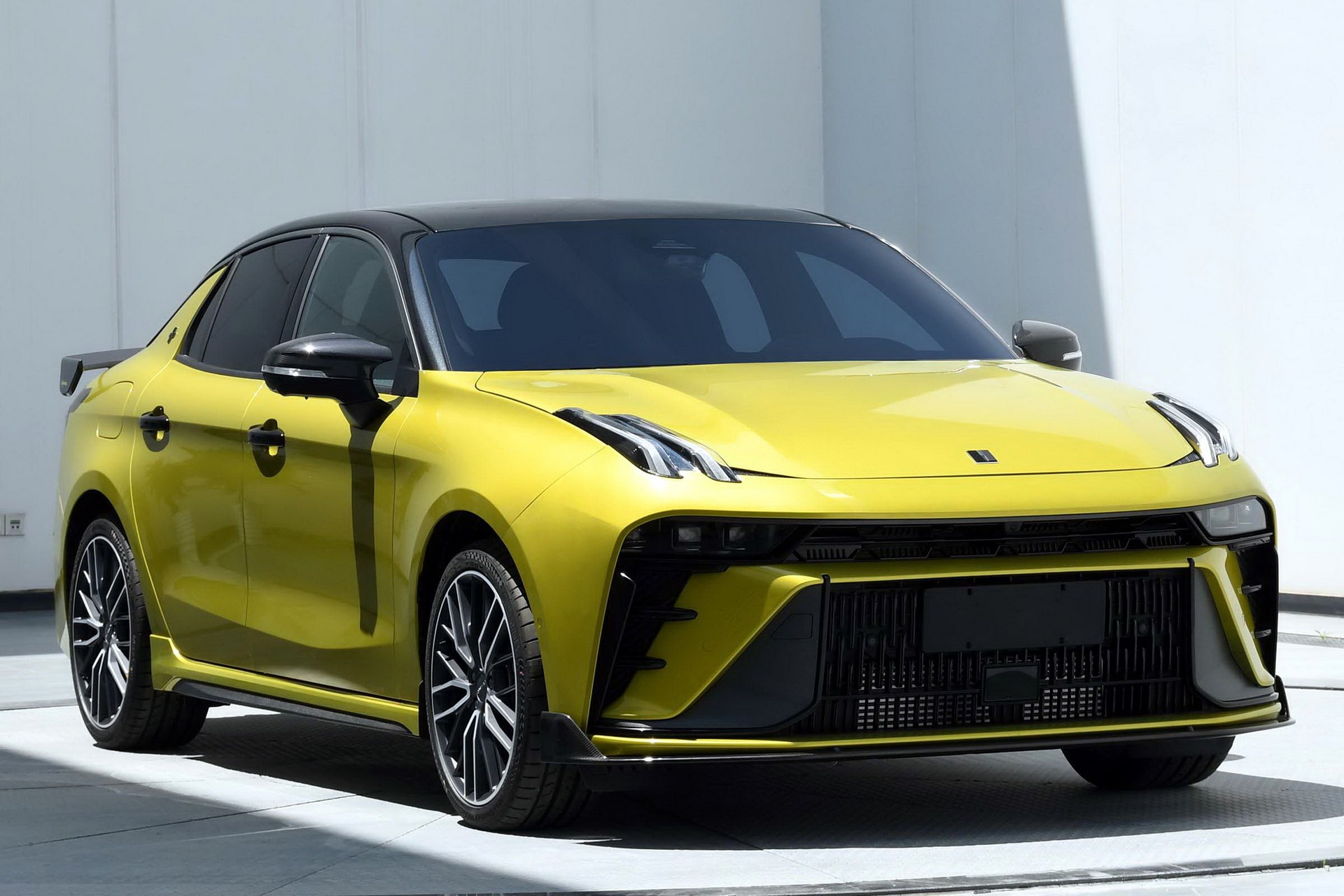 تسريب صور النسخة الفيس ليفت من Lynk & Co 03