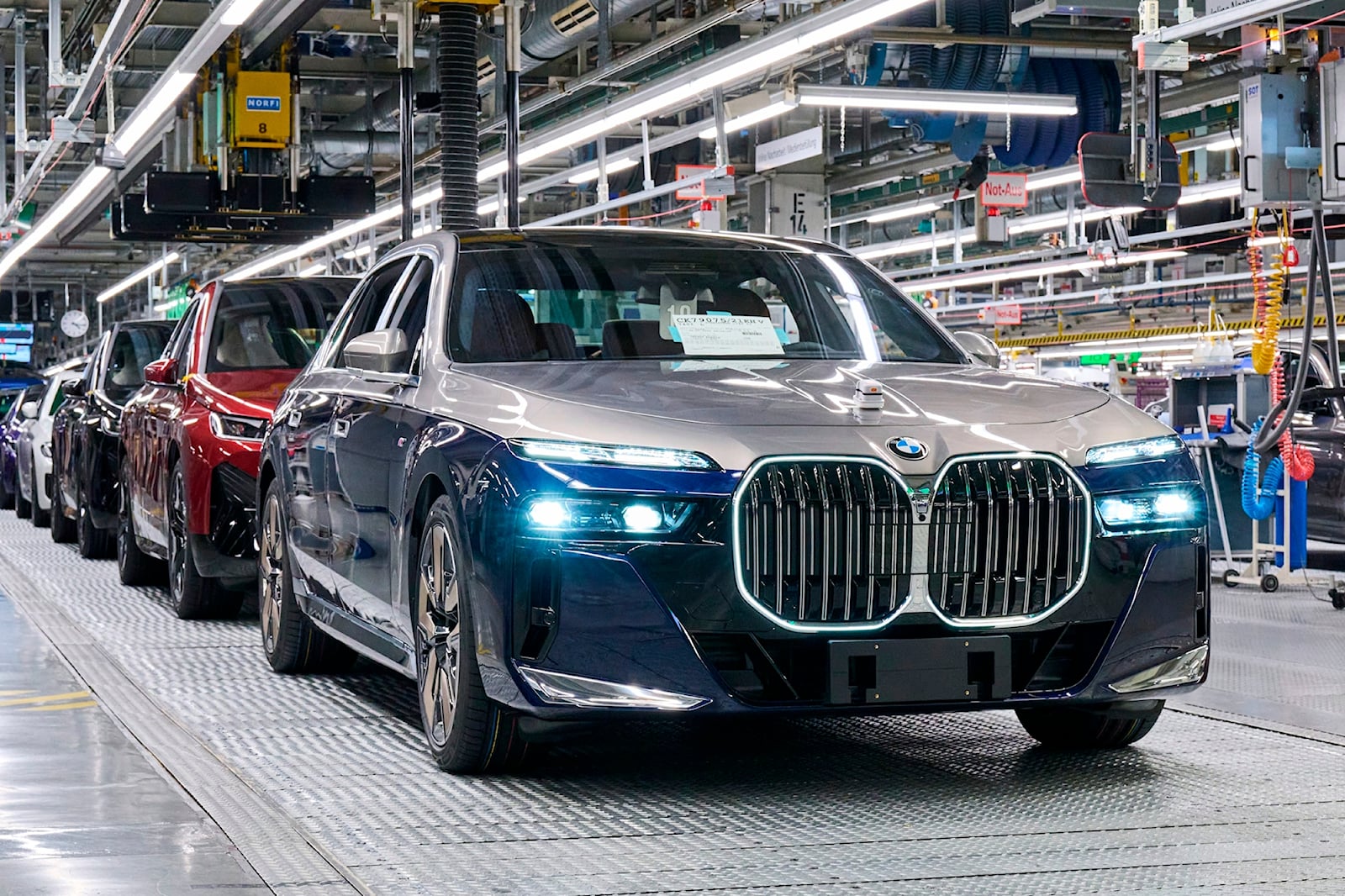 BMW تعلن دخول i7 الكهربائية مرحلة الإنتاج