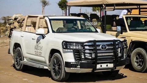 تويوتا لاند كروزر تتحول لسيارة مكشوفة مخصصة للسفاري في الإمارات