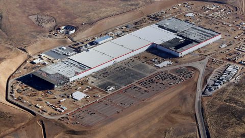 باناسونيك تبني أكبر مصنع لبطاريات السيارات الكهربائية في العالم
