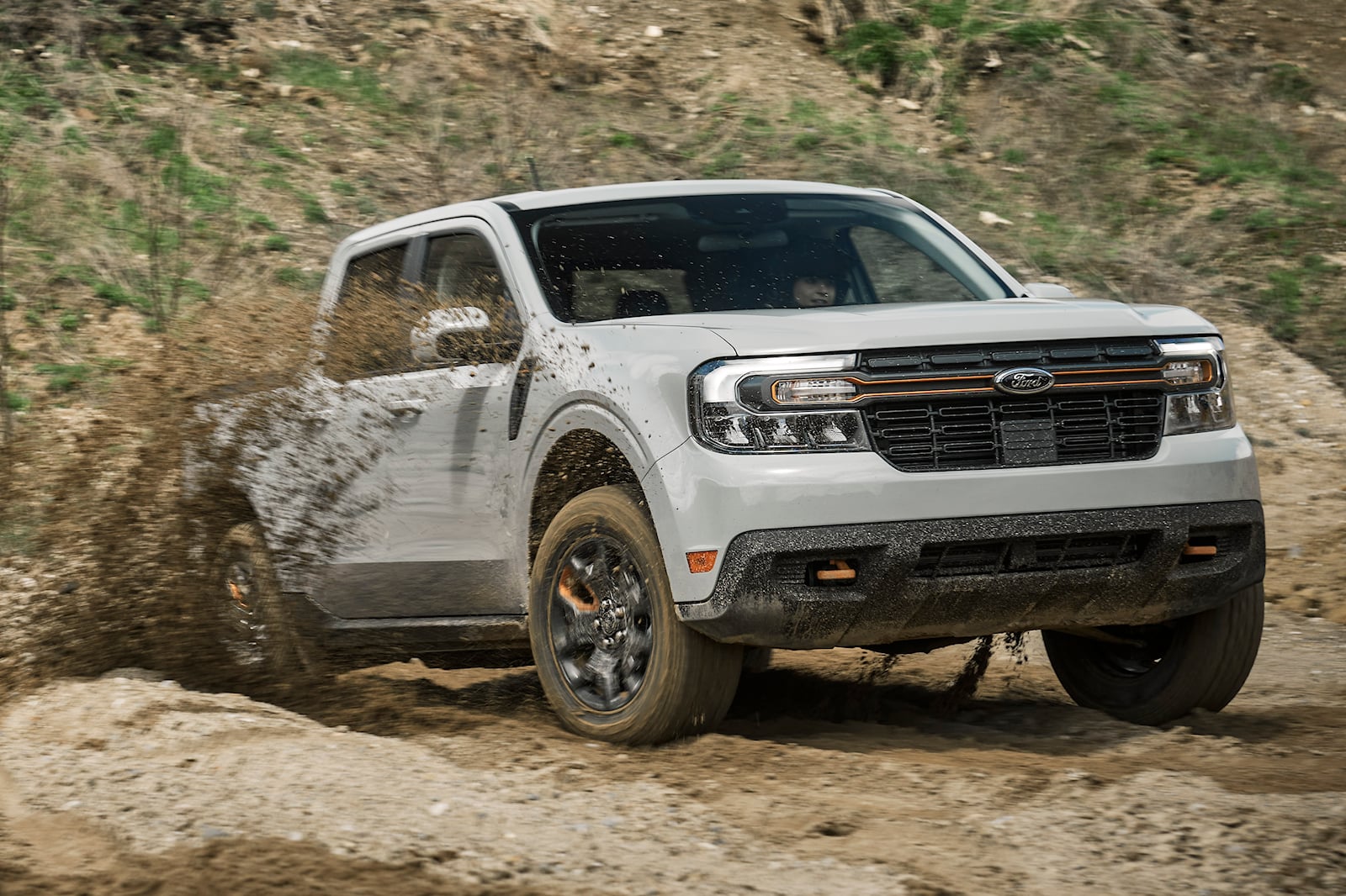 فورد مافريك 2023 الجديدة أكثر تميزاً وقدرة على الطرق الوعرة مع باقة تريمور