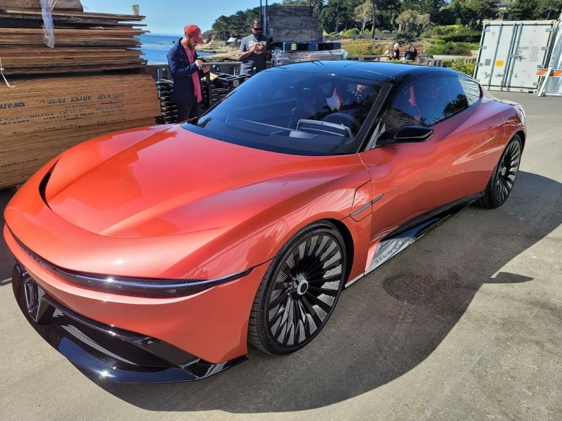 ديلوريان ألفا 5 الكهربائية تظهر لأول مرة في بيبل بيتش قبل إنتاجها في 2024