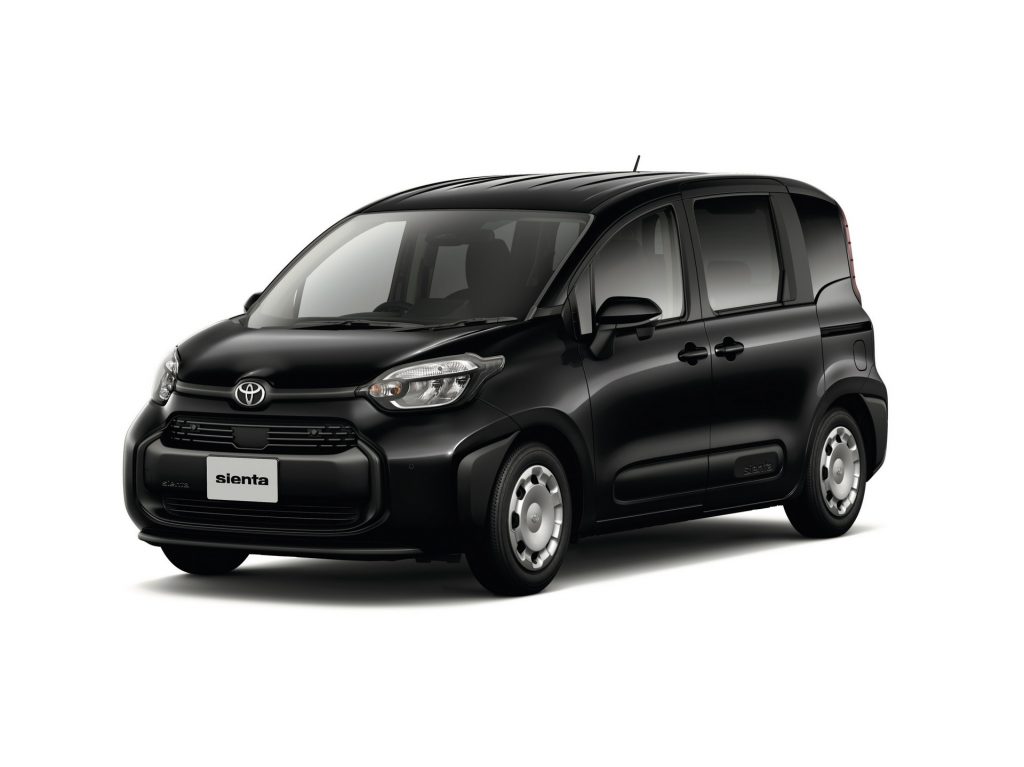 تويوتا سينتا الجديدة تنطلق في اليابان بنظام هجين وسبعة مقاعد