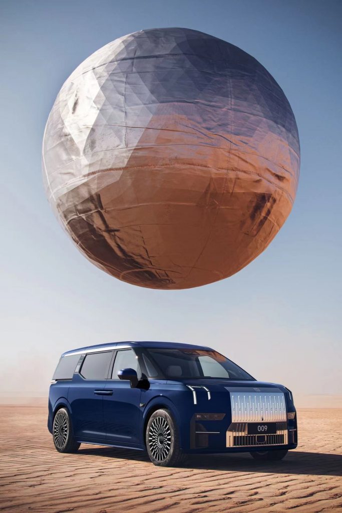 عرض شاحنة Zeekr 009 الكهربائية قبل طرحها لأول مرة في أغسطس