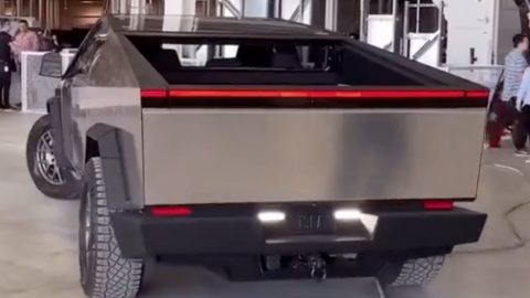 رصد تسلا سايبرترك بشكل قريب من نسخ الإنتاج