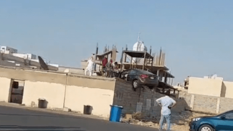 فيديو : سيارة تستقر فوق سقف منزل في جدة والمرور يكشف السبب