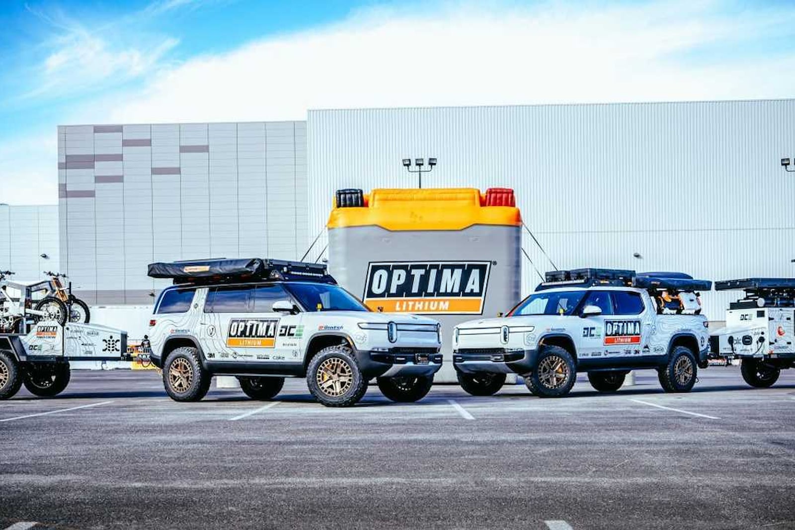 ريفيان R1T وR1S يصلان معرض سيما مع مقطورات شحن متنقلة