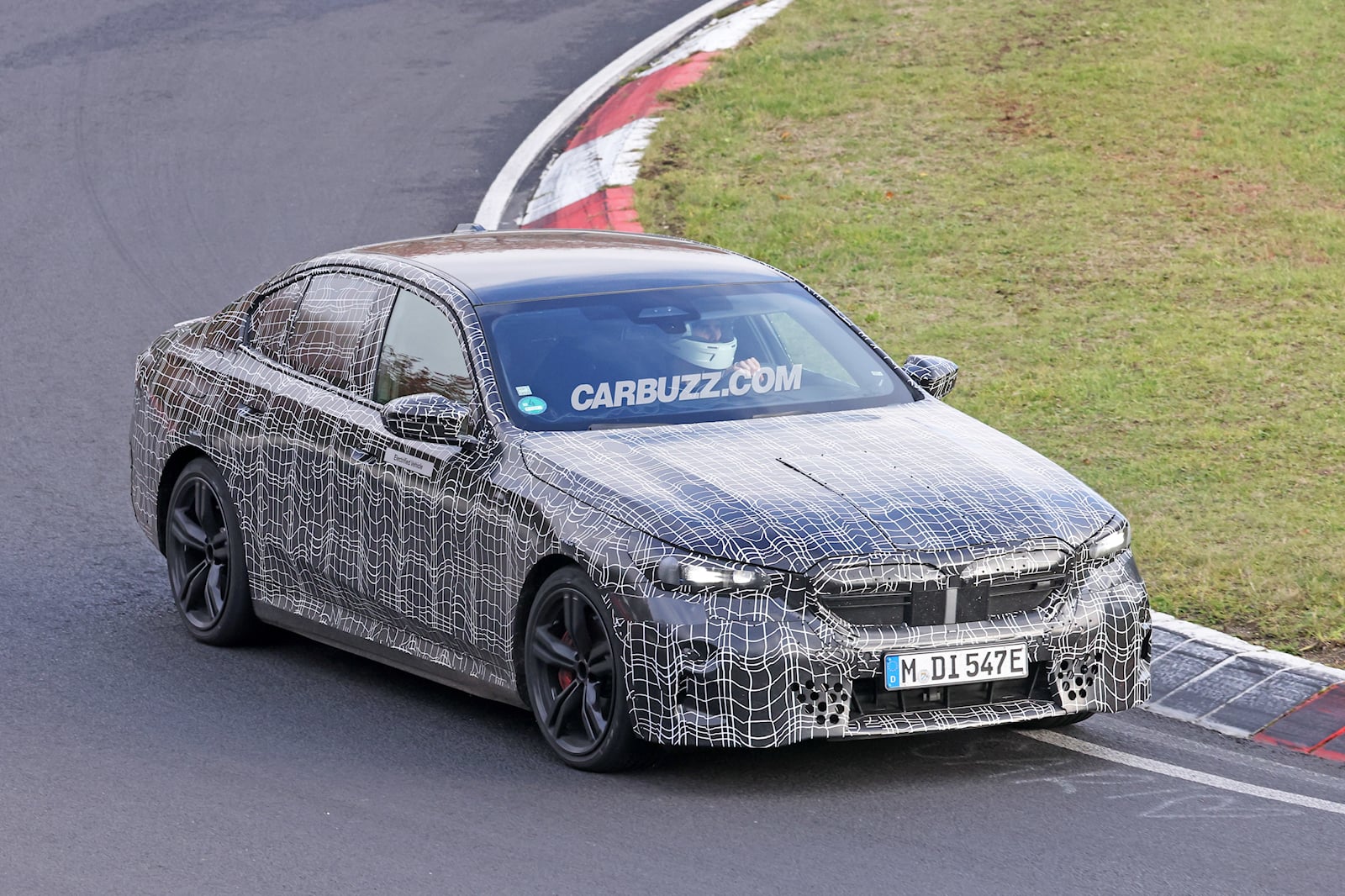 صور تجسسية لسيارة BMW i5 M50 الكهربائية السيدان خلال اختباراتها الأخيرة