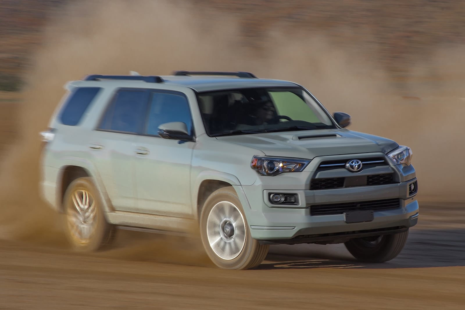 تويوتا تعلق إنتاج ديسمبر لموديلات راف 4 و4 رانر