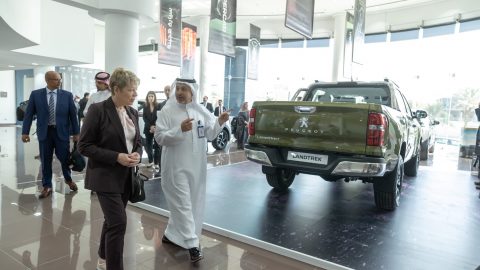 ليندا جاكسون الرئيس التنفيذي لبيجو تزور معارض المجدوعي في الرياض