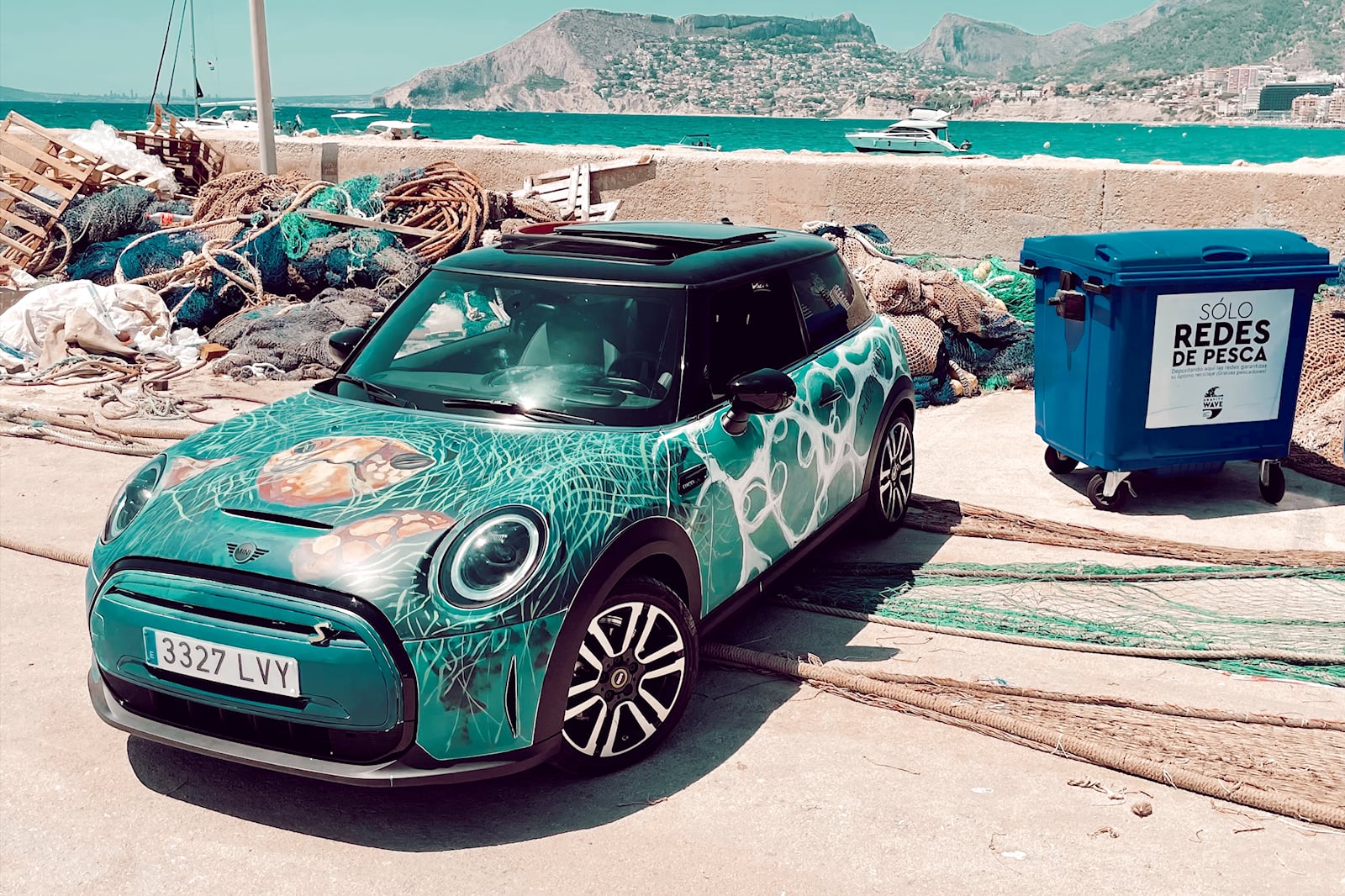 ميني تزيل كميات كبيرة من البلاستيك من البحر المتوسط عن طريق بيع سياراتها