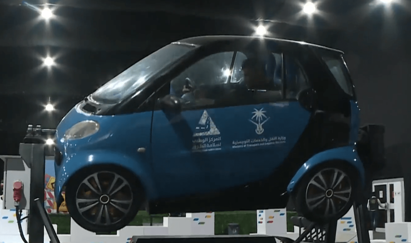 تواصل معرض مستقبل السلامة المرورية بتبوك وعرض أول انترلوك مضيء يتفاعل مع إشارات المرور