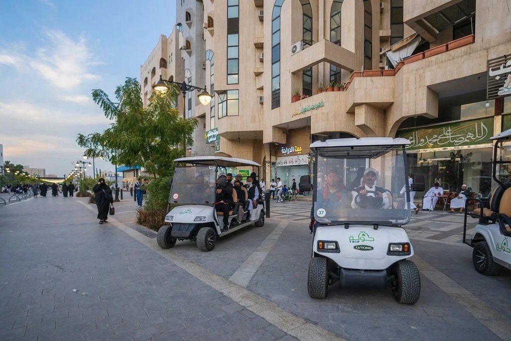 عربات كهربائية ضمن خدمة النقل الترددي في المدينة المنورة