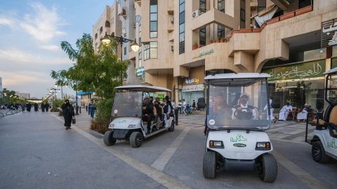 عربات كهربائية ضمن خدمة النقل الترددي في المدينة المنورة