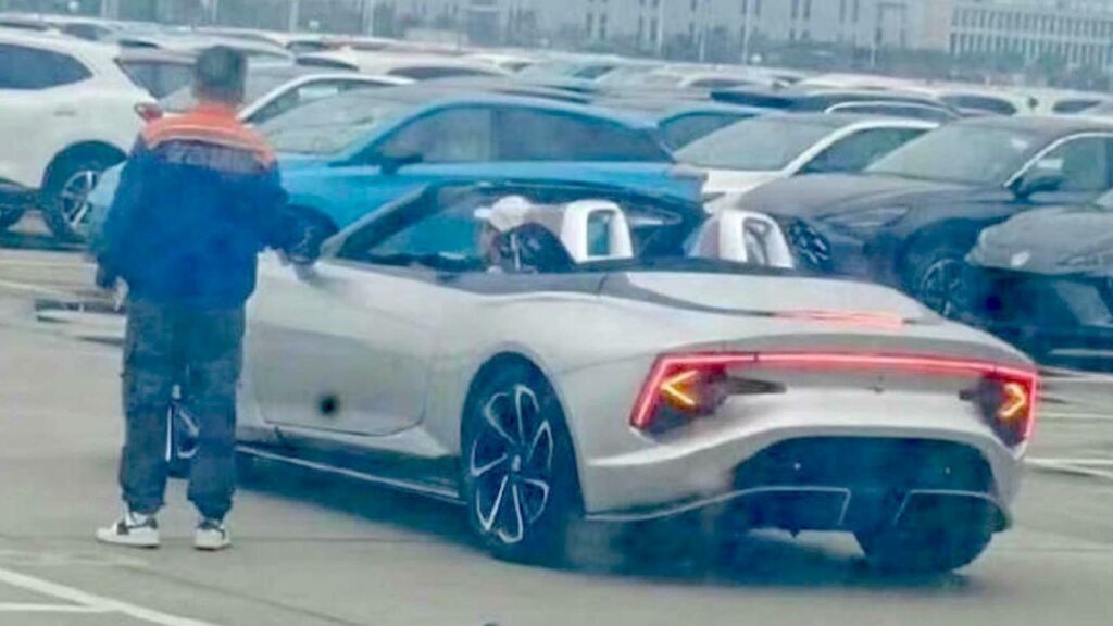 رصد إم جي سايبرستر الرياضية الكهربائية بدون تمويه لأول مرة