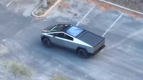 ظهور جديد لتسلا سايبرترك بتصميم أفضل وغطاء أسود جديد للسقف