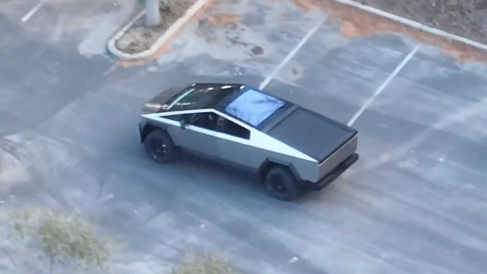 ظهور جديد لتسلا سايبرترك بتصميم أفضل وغطاء أسود جديد للسقف