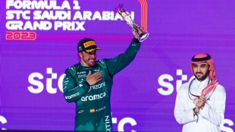 وزير الرياضة يتوج المكسيكي “سيرجيو بيريز” سائق ريد بُل بجائزة سباق السعودية الكبرى STC للفورمولا 1 لعام 2023