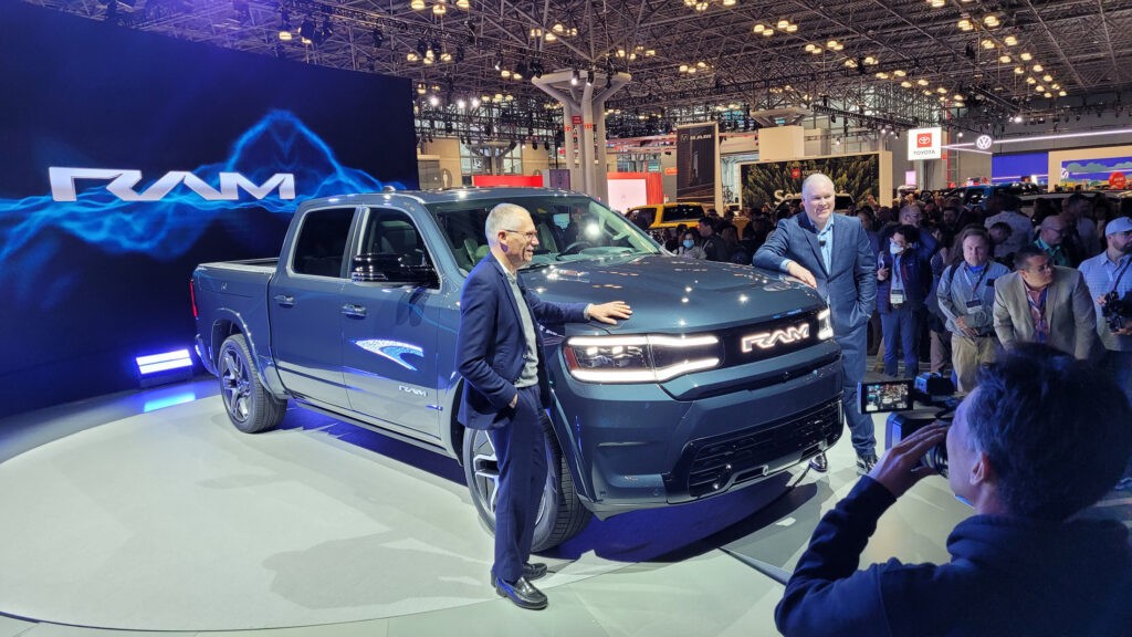 الإطلاق الرسمي لسيارة رام 1500 REV موديل 2025 بنطاق 805 كم