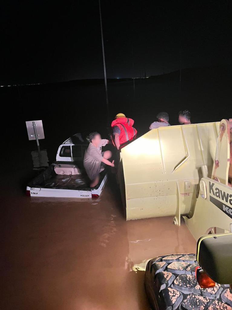 ضبط سيارات ودراجات نارية مخالفة وإنقاذ محتجزين في سيارة بسيل بوادي الرمة