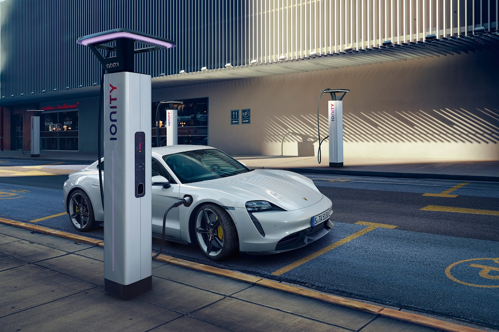 سيارات بورشة الكهربائية ستأتي بمدى 1287 كم و 15 دقيقة لإعادة الشحن في المستقبل