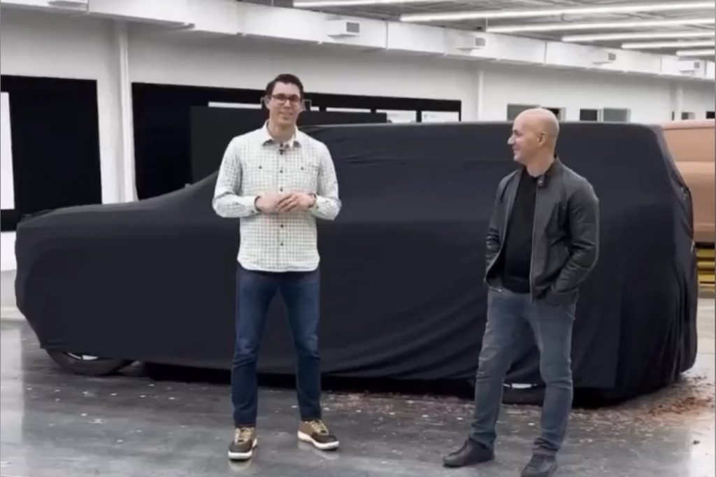 ريفيان تطلق حملة تشويقية لـR2 SUV كأول سيارة بمحركين من الشركة الأمريكية