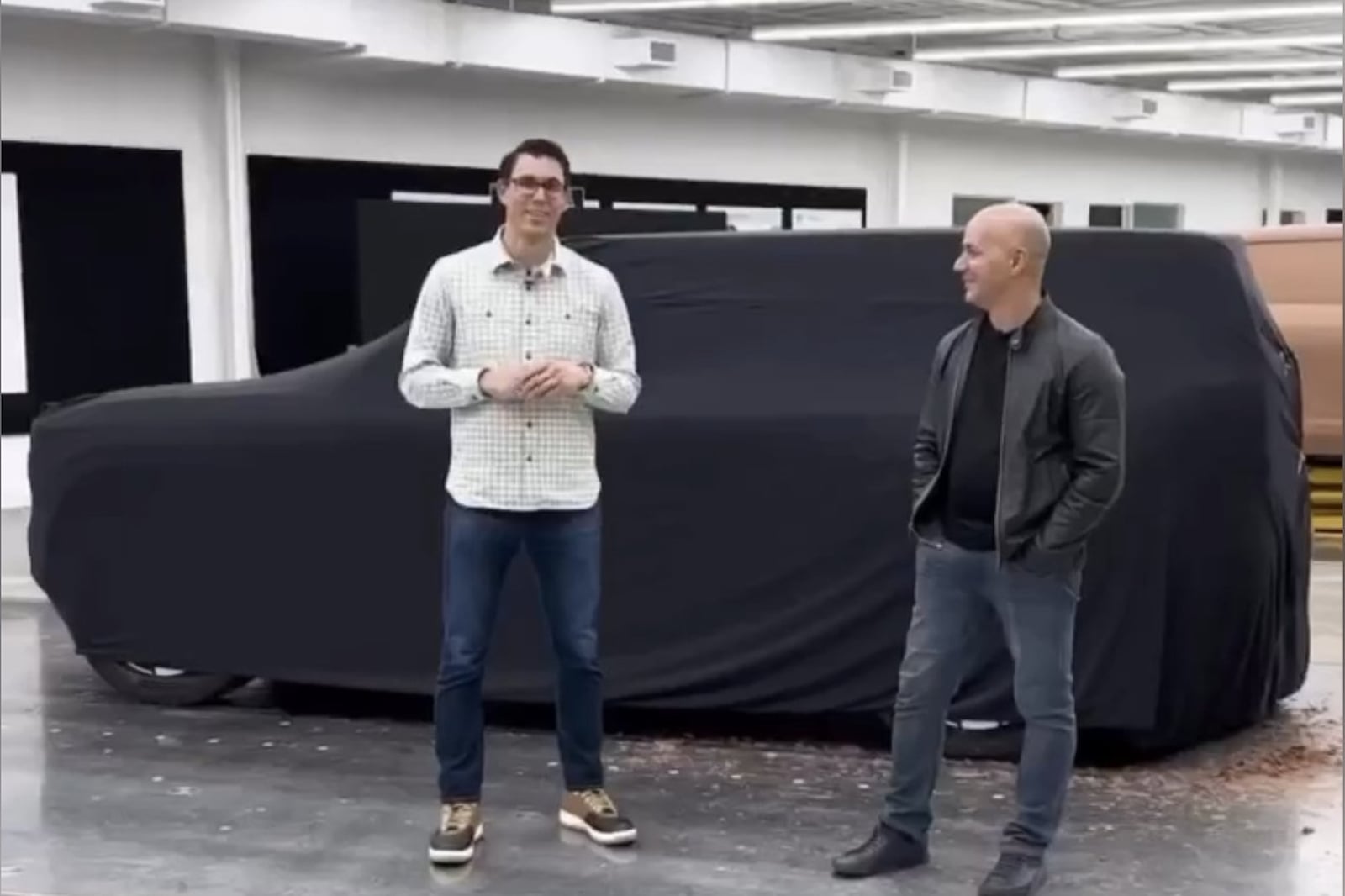 ريفيان تطلق حملة تشويقية لـR2 SUV كأول سيارة بمحركين من الشركة الأمريكية