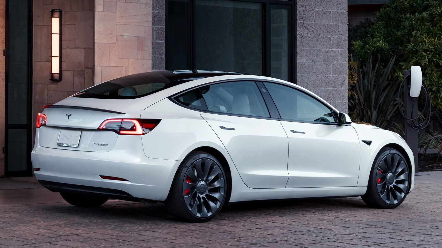 دعوى قضائية ضد تسلا بسبب تحديثات البرامج عبر الانترنت