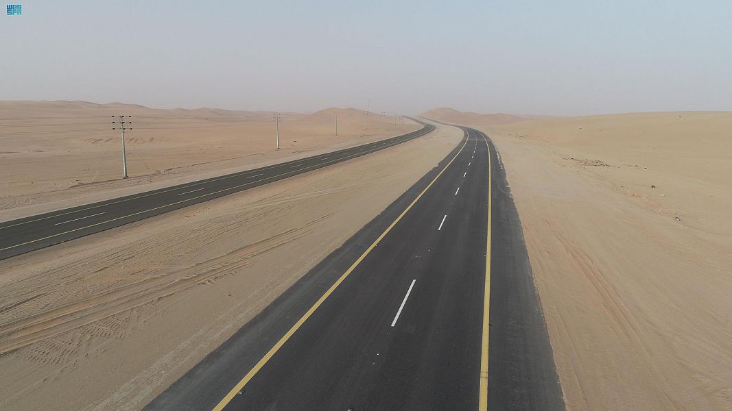 السعودية تفتتح 1595 كم من الطرق للحركة المرورية في 2022