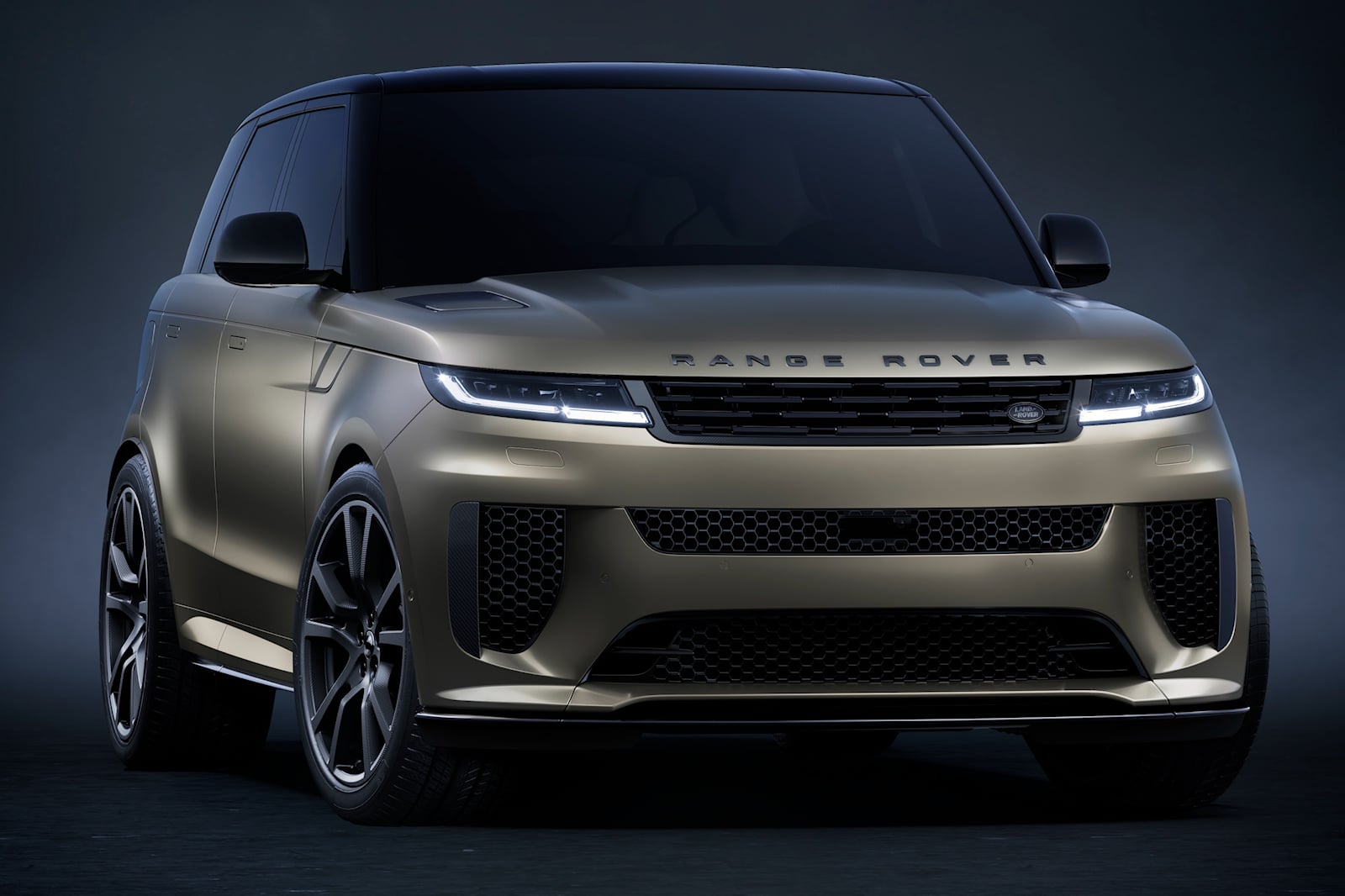 الظهور الأول لرانج روفر سبورت SV 2024 بمحرك BMW وتجربة قيادة مختلفة