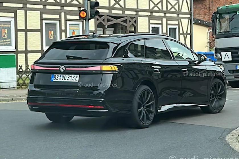 رصد فولكس فاجن ID.7 Tourer الكهربائية الواجن على الطريق العام