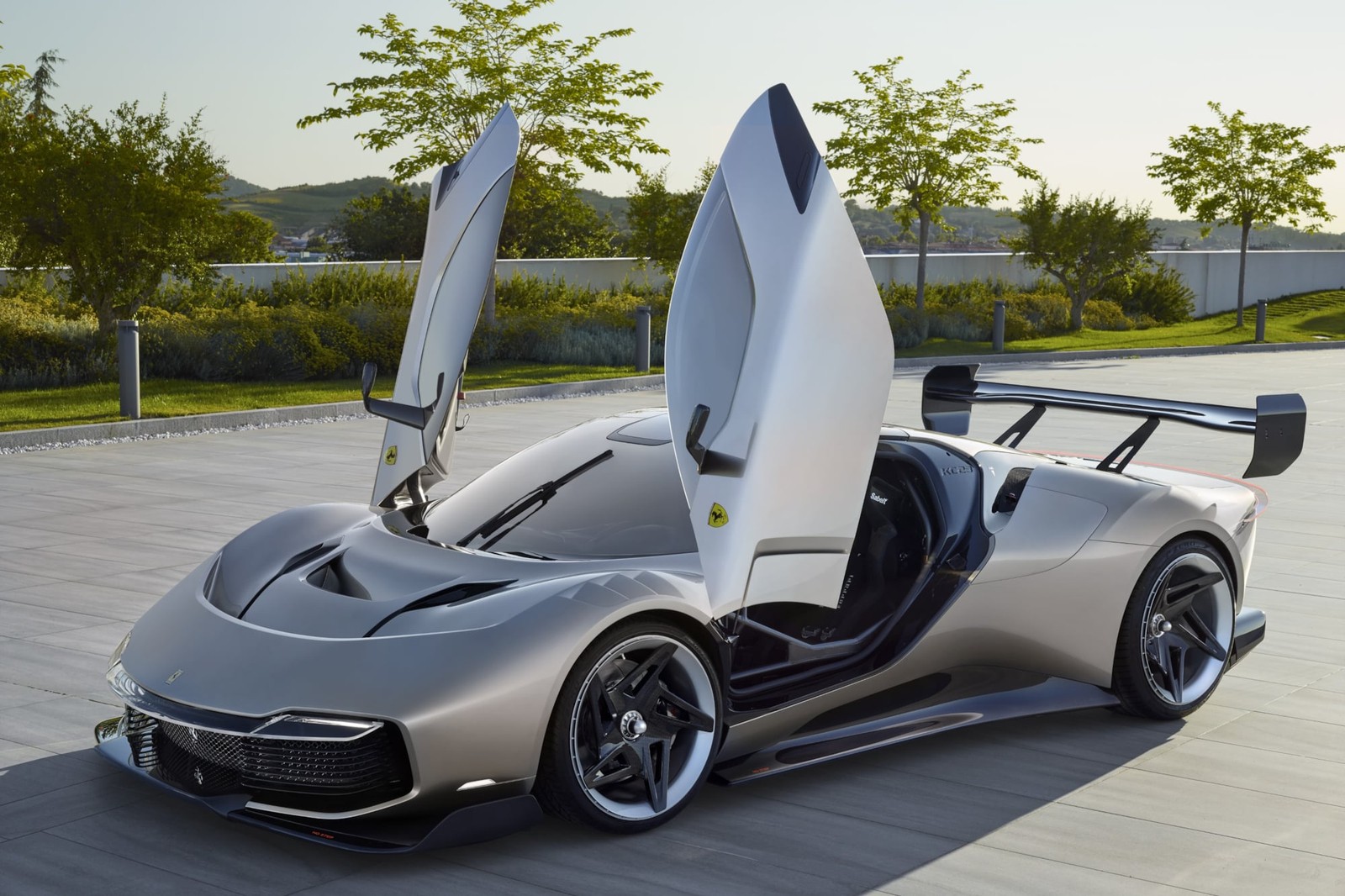 إطلاق فيراري KC23 الوحيدة من نوعها والتي تعتمد على سيارة سباقات حقيقية