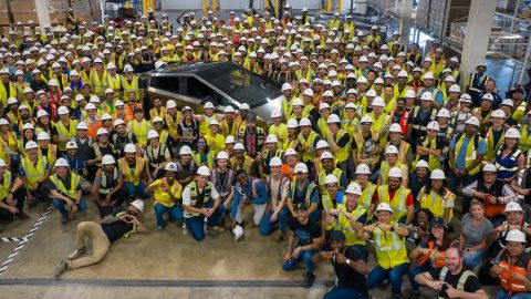 رسمياً : خروج أول نسخة انتاج من تسلا سايبرترك من مصنع تكساس