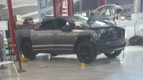 رصد صور تجسسية لتسلا سايبرترك في شخصية فورد إف 150